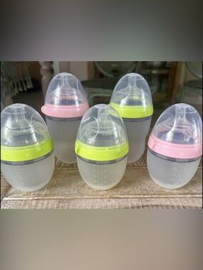 Como Tomo brand Silicone Baby Bottles in Green and Pink with Anti-Colic Nipple